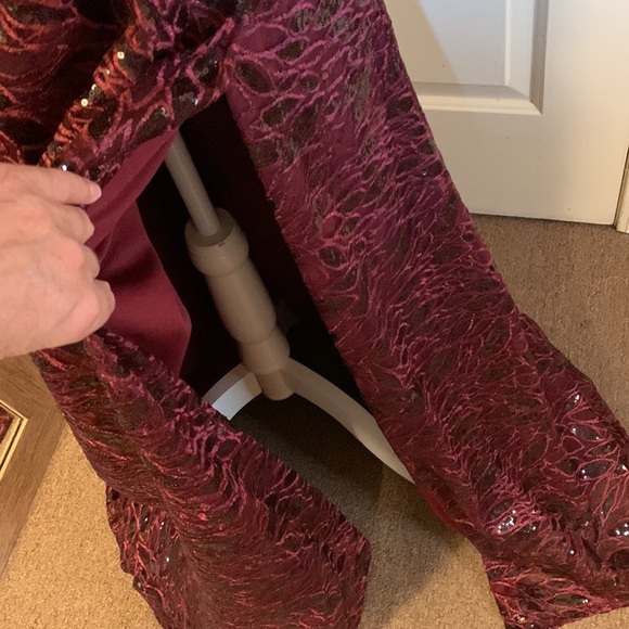 MAC DUGGAL
Long Sleeve Ruched Sequined V Neck Gown - Picture 9 of 15